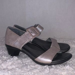 Naot rose gold leather side 39 8 hook loop sandals